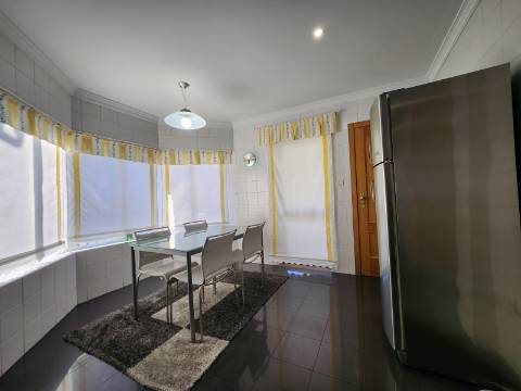 Moradia T4 de Arquitetura Singular em Mateus, Vila Real