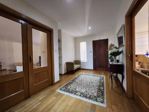 Moradia T4 de Arquitetura Singular em Mateus, Vila Real