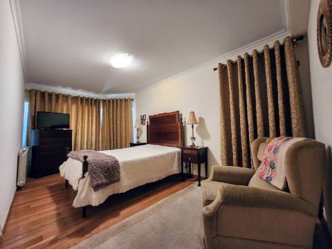 Moradia T4 de Arquitetura Singular em Mateus, Vila Real