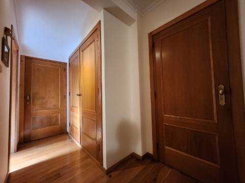 Moradia T4 de Arquitetura Singular em Mateus, Vila Real