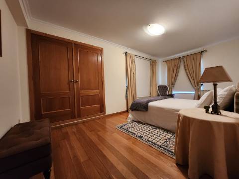 Moradia T4 de Arquitetura Singular em Mateus, Vila Real