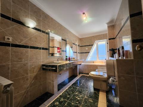 Moradia T4 de Arquitetura Singular em Mateus, Vila Real