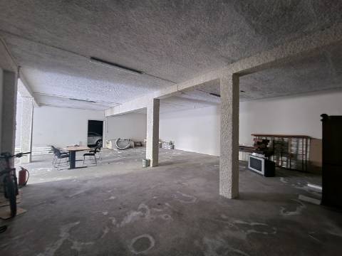 Armazém com 291,33 m2 ao Nosso Shoping em Vila Real