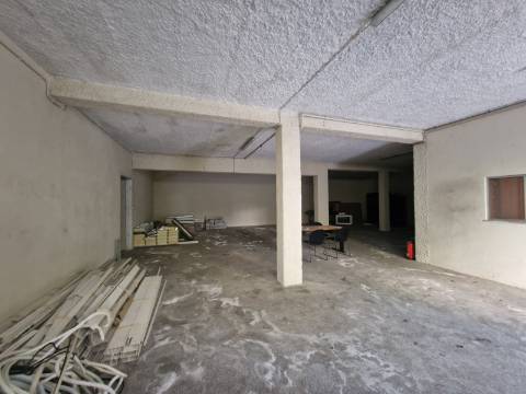 Armazém com 291,33 m2 ao Nosso Shoping em Vila Real