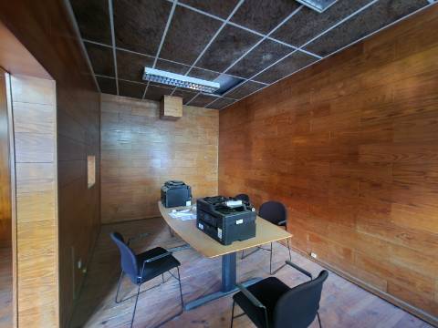 Armazém com 291,33 m2 ao Nosso Shoping em Vila Real