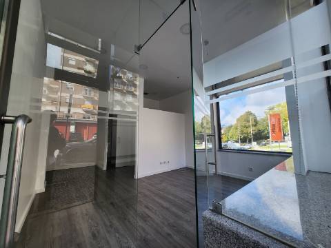 Em Campanha, Loja com 27 m2 na Rua Miguel Torga em Vila Real