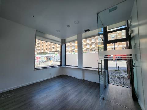 Em Campanha, Loja com 27 m2 na Rua Miguel Torga em Vila Real