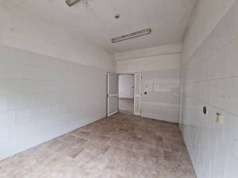 Espaço Comercial Licenciado para Padaria em Sanfins do Douro