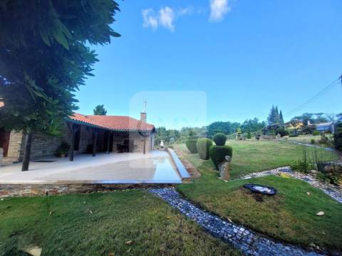 Terreno de 10.000 m2 com Casa em Pedra Reabilitada