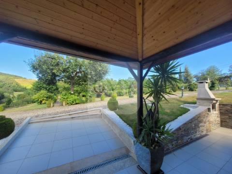 Terreno de 10.000 m2 com Casa em Pedra Reabilitada