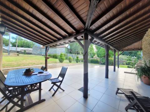 Terreno de 10.000 m2 com Casa em Pedra Reabilitada