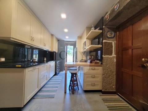 Terreno de 10.000 m2 com Casa em Pedra Reabilitada