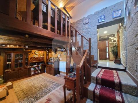 Terreno de 10.000 m2 com Casa em Pedra Reabilitada