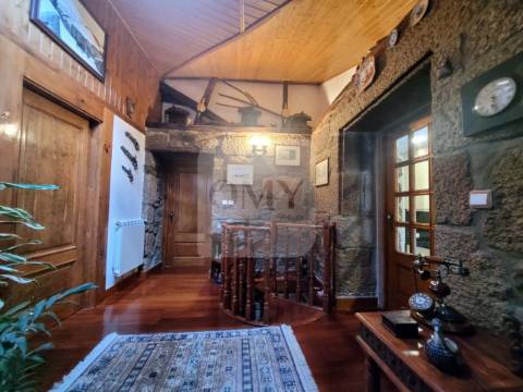 Terreno de 10.000 m2 com Casa em Pedra Reabilitada