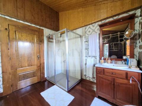 Terreno de 10.000 m2 com Casa em Pedra Reabilitada