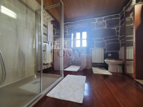 Terreno de 10.000 m2 com Casa em Pedra Reabilitada