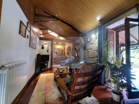 Terreno de 10.000 m2 com Casa em Pedra Reabilitada