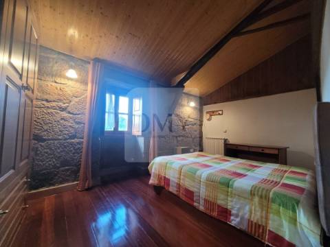 Terreno de 10.000 m2 com Casa em Pedra Reabilitada