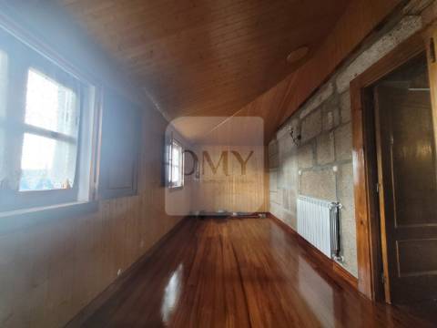 Terreno de 10.000 m2 com Casa em Pedra Reabilitada