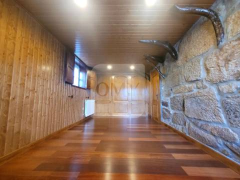 Terreno de 10.000 m2 com Casa em Pedra Reabilitada