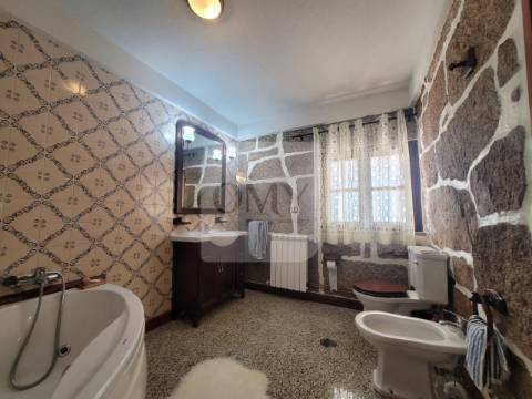 Terreno de 10.000 m2 com Casa em Pedra Reabilitada