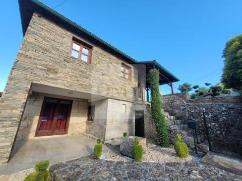 Terreno de 10.000 m2 com Casa em Pedra Reabilitada