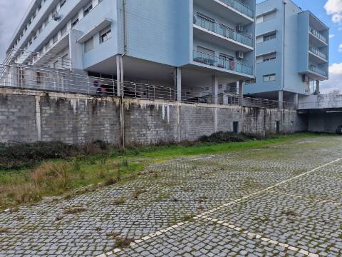 Na Vila de Murça, armazém de 982 m2 em bruto