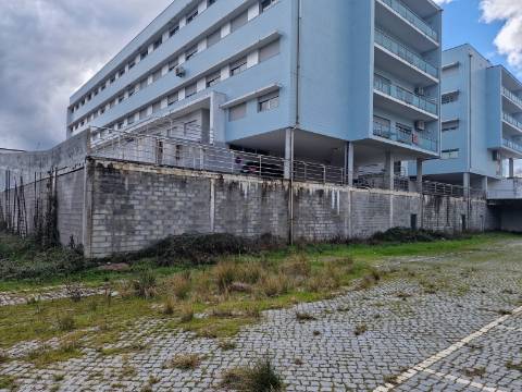 Na Vila de Murça, armazém de 617m2 em bruto