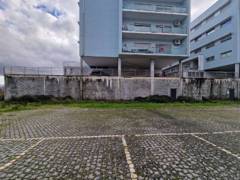 Na Vila de Murça, armazéns de 1600 m2 em bruto