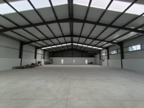 Junto à Zona Industrial de Constantim, Armazém Novo com 800m2
