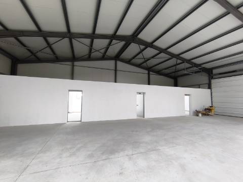 Junto à Zona Industrial de Constantim, Armazém Novo com 800m2