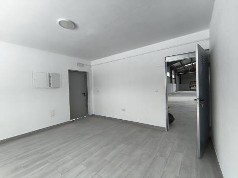 Junto à Zona Industrial de Constantim, Armazém Novo com 800m2