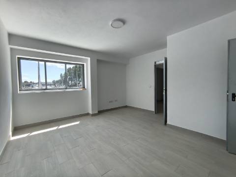 Junto à Zona Industrial de Constantim, Armazém Novo com 800m2