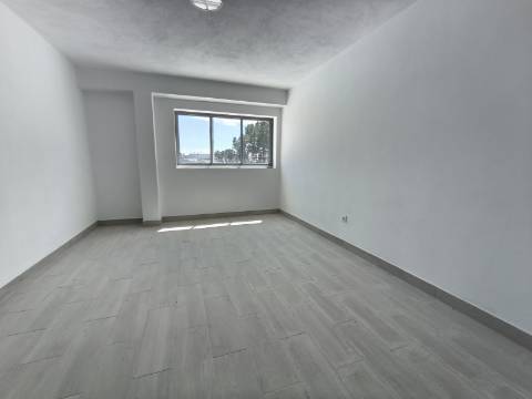 Junto à Zona Industrial de Constantim, Armazém Novo com 800m2