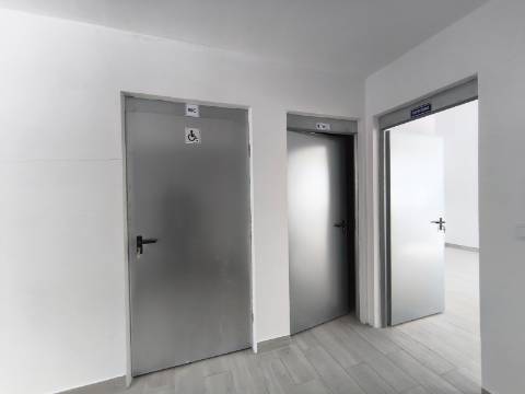 Junto à Zona Industrial de Constantim, Armazém Novo com 800m2