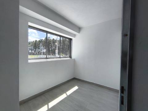 Junto à Zona Industrial de Constantim, Armazém Novo com 800m2