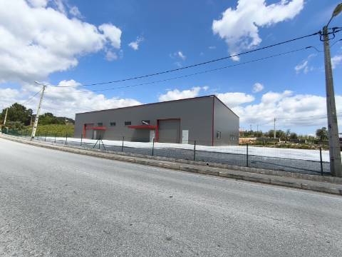 Junto à Zona Industrial de Constantim, Armazém Novo com 800m2