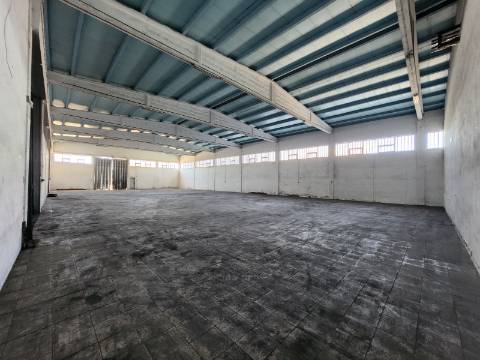 Armazém na Zona Industrial de Constantim em Vila Real