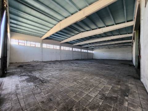 Armazém na Zona Industrial de Constantim em Vila Real