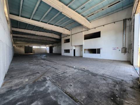 Armazém na Zona Industrial de Constantim em Vila Real