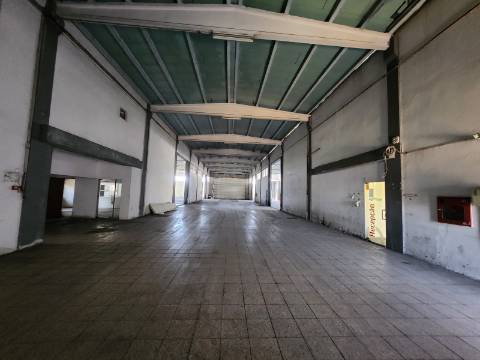 Armazém na Zona Industrial de Constantim em Vila Real