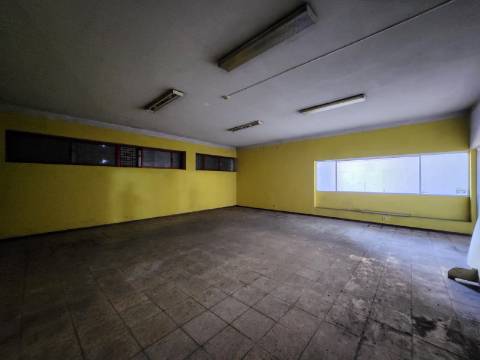 Armazém na Zona Industrial de Constantim em Vila Real