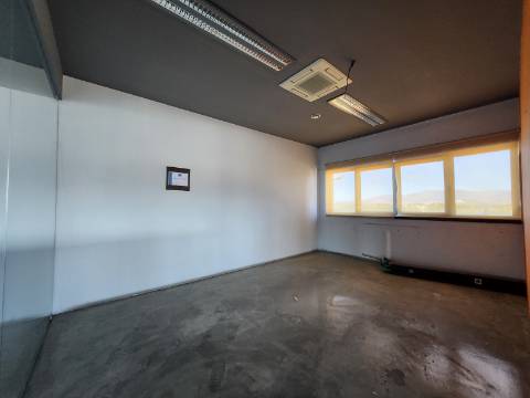 Armazém na Zona Industrial de Constantim em Vila Real