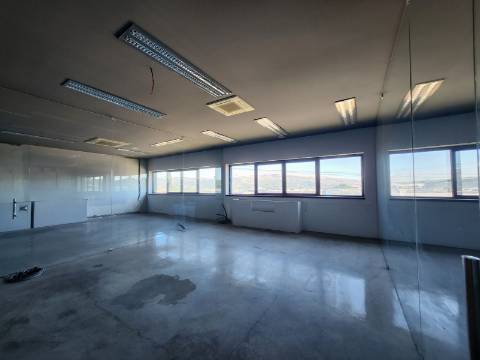 Armazém na Zona Industrial de Constantim em Vila Real