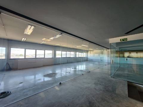 Armazém na Zona Industrial de Constantim em Vila Real