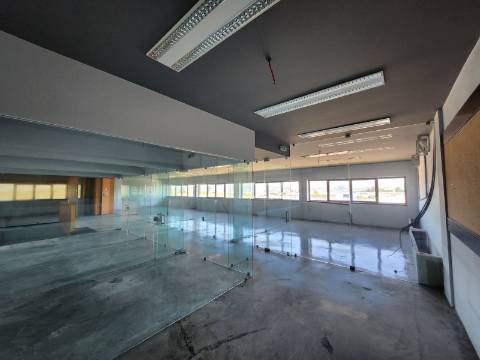 Armazém na Zona Industrial de Constantim em Vila Real