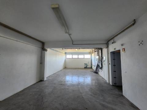 Armazém na Zona Industrial de Constantim em Vila Real