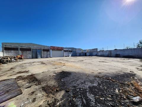 Armazém na Zona Industrial de Constantim em Vila Real