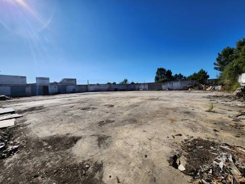 Armazém na Zona Industrial de Constantim em Vila Real