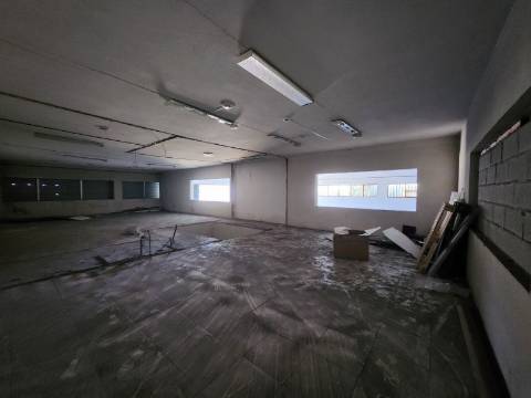 Armazém na Zona Industrial de Constantim em Vila Real